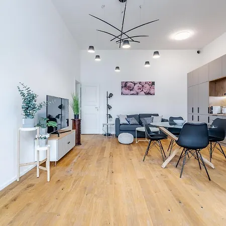 Luxury Located In Nove Mesto In The Centre Of דירה