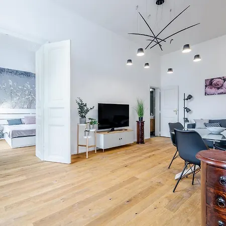 Luxury Located In Nove Mesto In The Centre Of דירה