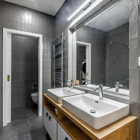 Luxury Located In Nove Mesto In The Centre Of דירה
