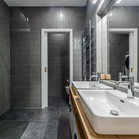 Luxury Located In Nove Mesto In The Centre Of דירה